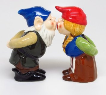 kissing-gnomes